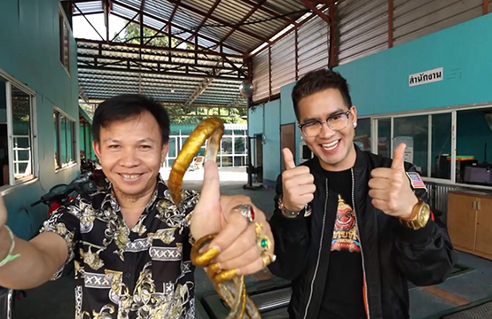 “แชมป์” พาทึ่ง “มนุษย์เล็บมังกร”    เจ้าของสถิติเล็บยาวที่สุดในประเทศไทย!!!