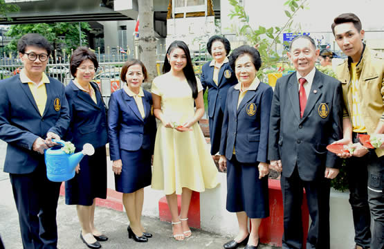 ตรี – ข้าวทิพย์ ชวนใส่เสื้อเหลือง ปลูกต้นรวงผึ้ง  เพื่อเฉลิมพระเกียรติสมเด็จพระเจ้าอยู่หัวมหาวชิราลงกรณ บดินทรเทพยวรางกูร  เนื่องในโอกาสเฉลิมพระชนมพรรษา 66 พรรษา