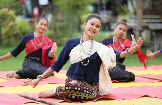 “ไข่มุก” ดี๊ด๊าภูมิใจ  ถ่ายทอด “การทอผ้าซิ่น”    วัฒนธรรมภาคอีสาน  ใน  “ซิ่นลายโส้”    