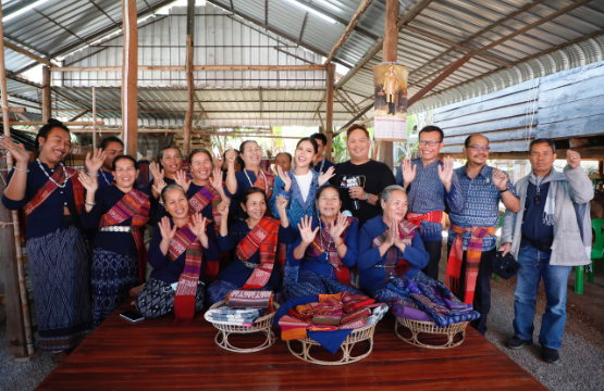 “ไข่มุก-รุ่งรัตน์” บุก จ.สกลนคร เยือนถิ่น “ซิ่นลายโส้”   ละครดราม่ากระแสดีดัน Soft Power  “ผ้าทอมือ”