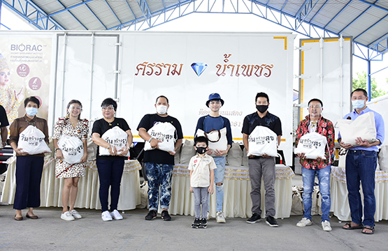 “วันสร้างสุข” จับมือคณะลิเก “ศรราม น้ำเพชร”  บุกอยุธยา-อ่างทอง มอบถุงยังชีพช่วย“ลิเก”ตกงาน !! 