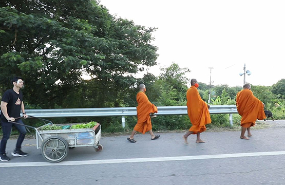 “นะ” พาทึ่ง “บิณฑบาตแจกผัก” วัดเทวราช จ.อ่างทอง  ในรายการ “ไทยทึ่ง WOW! Thailand”