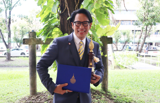 เบิร์ด-ธงไชย สุดภูมิใจ เข้ารับรางวัลอันทรงเกียรติ  “ราชมงคลสรรเสริญกิตติมศักดิ์”