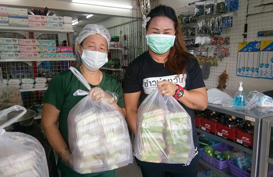 “วันสร้างสุข  สู้โควิด ช่วยชุมชน” เดินหน้ามอบทุน  ให้ “ร้านค้า” ทำอาหารกล่อง ส่งต่อคนในชุมชนที่เดือดร้อน