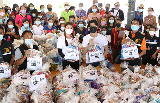 “วันสร้างสุข สู้ภัยน้ำท่วม” รวมพลังน้ำใจ ศิลปิน-ดารา-นักแสดง  ลงพื้นที่ช่วยเหลือผู้ประสบอุทกภัย