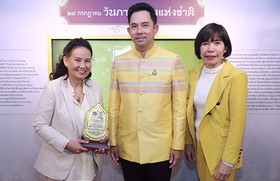 พี่ฉอด-พี่อ้อย รับรางวัลเกียรติยศผู้ใช้ภาษาไทยสร้างสรรค์ดีเด่นวันภาษาไทยแห่งชาติ